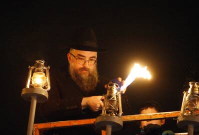 Tradicija: uostamiesčio žydams švenčiant Chanuką, Lietuvininkų aikštėje uždegta trečioji menoros žvakė.