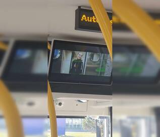 Nustebino: žmonės atkreipė dėmesį, esą neseniai į miesto gatves išriedėjusiuose elektriniuose autobusuose pradėjo prasčiau veikti reklaminės švieslentės.