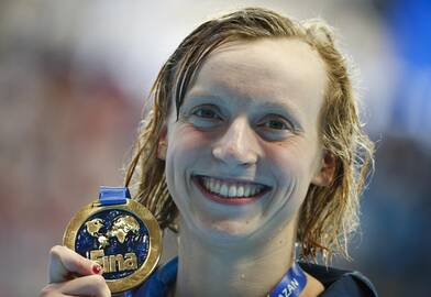 Katie Ledecky iškovojo trečią aukso medalį