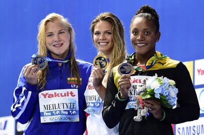 Rūta Meilutytė (kairėje)