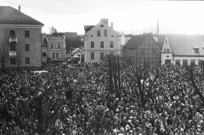  Vienybė: taip atrodė Klaipėdos Teatro aikštė 1991-ųjų sausio 13 d. rytą po kruvinųjų įvykių Vilniuje.