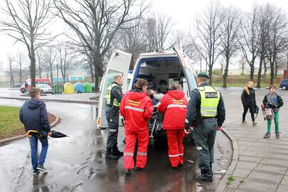 Pavojai: net greitosios medicinos pagalbos automobilyje negalima jaustis visiškai saugiai – dėl avarinės situacijos klaipėdietė joje patyrė traumą.