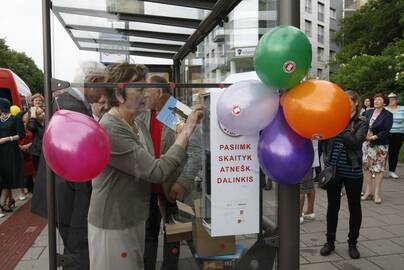 Skaitymas: autobusų stotelėse atsiradusios ir knygų mainus paskatinusios mažosios bibliotekėlės tapo Klaipėdos viešojo gyvenimo dalimi.