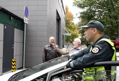 Aikštelėje galiojanti automobilių stovėjimo tvarka sudomino ne tik J.Dikšaitį (kairėje) bet ir žinomą uostamiesčio advokatą M.Kepenį bei policijos pareigūnus.