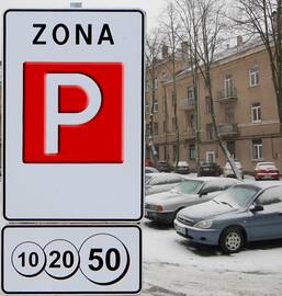 Nesėkmė: miesto centre butą turinti moteris jau dvejus metus bando gauti lengvatinį leidimą automobiliui šalia daugiabučio statyti, bet to padaryti nepavyksta.