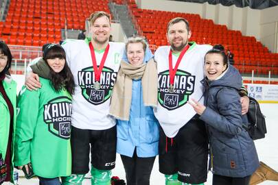 Emocijos: "Kaunas Hockey" kapitonui jo brolis Povilas (antras iš dešinės) pritaria – sirgaliai įkvepia ledo ritulininkus pasiaukojamam žaidimui.