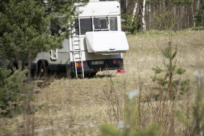 Įžūlumas: poilsiautojai iš Latvijos nepaisė eismą draudžiančio kelio ženklo, užkardos ir įsirengė stovyklavietę pačiame Smiltynės miške.