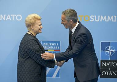 Dalia Grybauskaitė(kairėje) su NATO generaliniu sekretoriumi Jensu Stoltenbergu