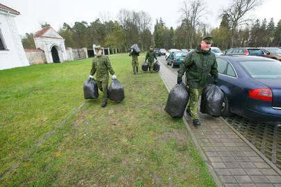 Kariškiai ir policininkai tvarkė Pažaislio aplinką