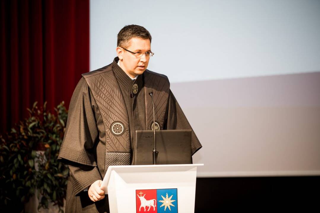 Klausas Schwabas (viduryje)