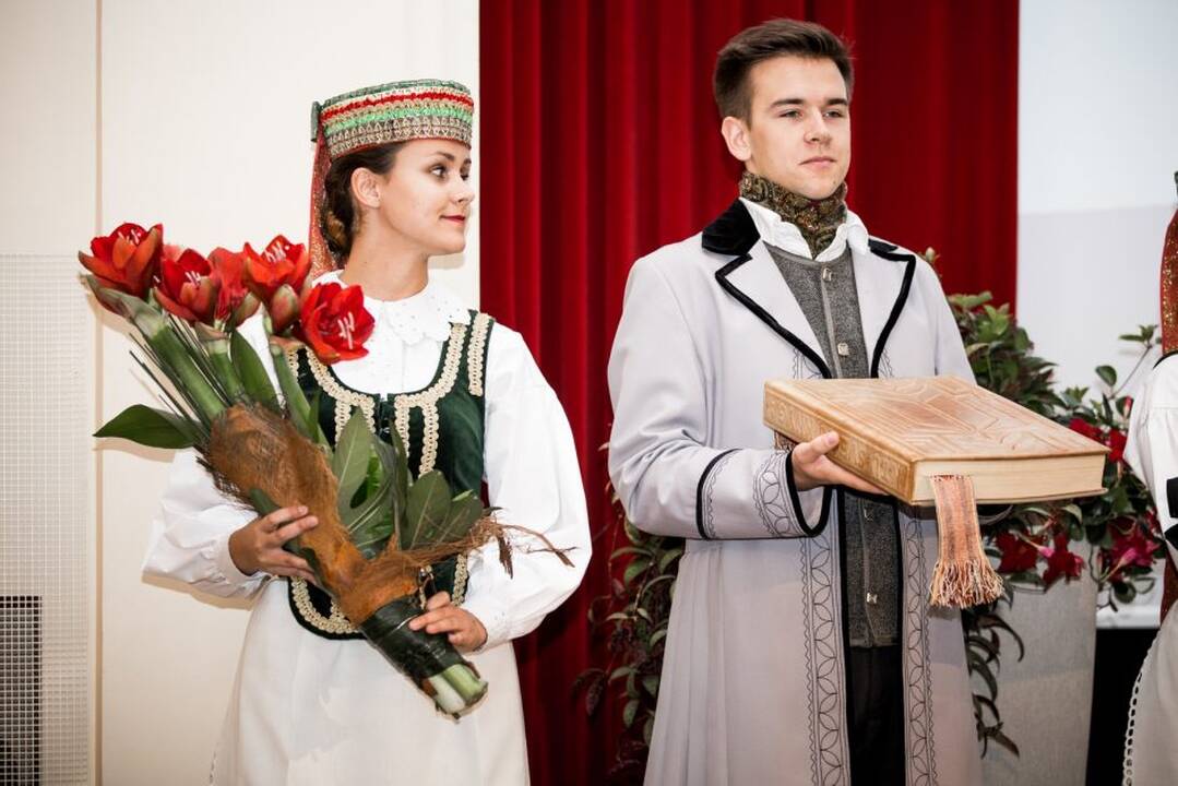 Klausas Schwabas (viduryje)