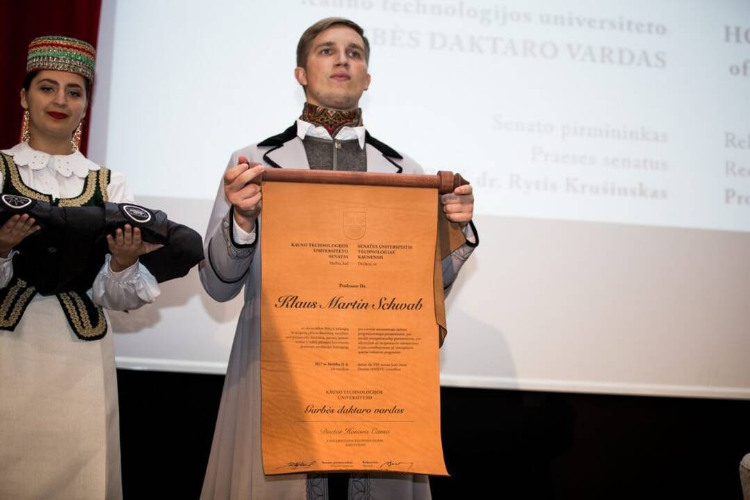 Klausas Schwabas (viduryje)