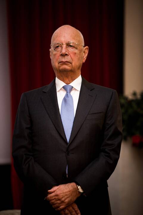 Klausas Schwabas (viduryje)