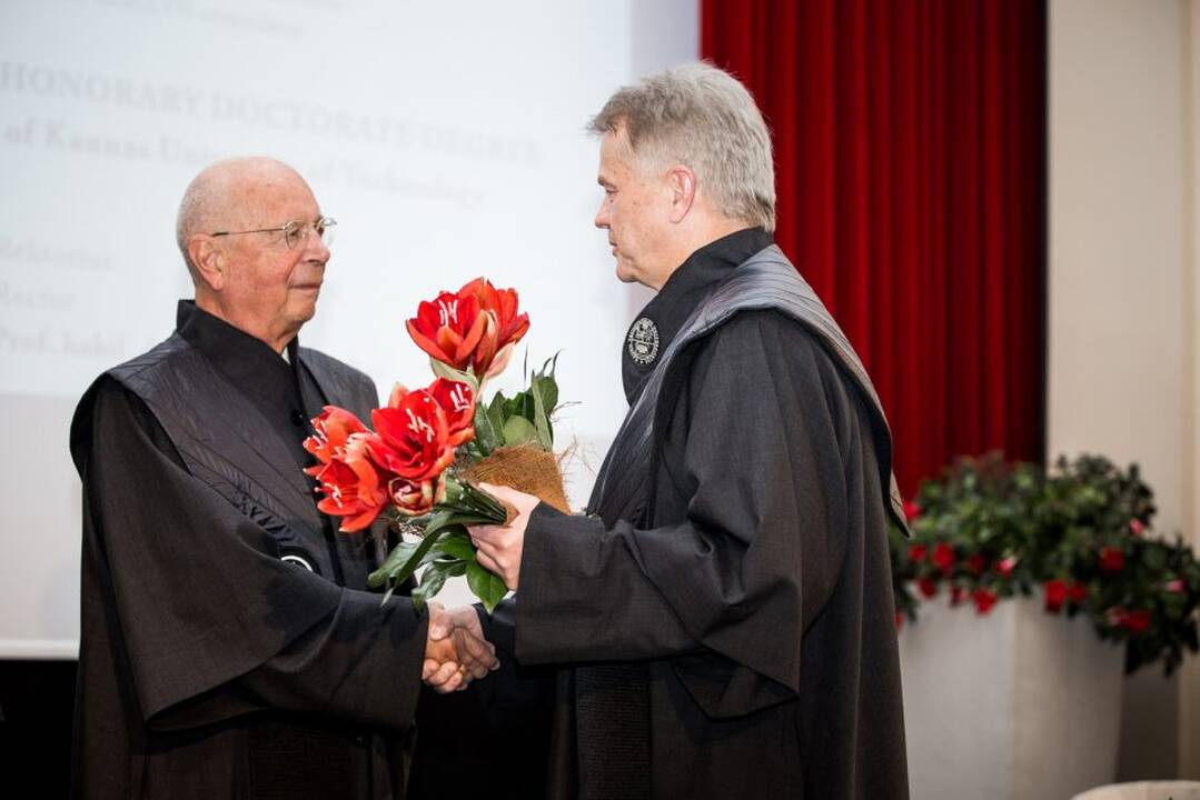 Klausas Schwabas (viduryje)