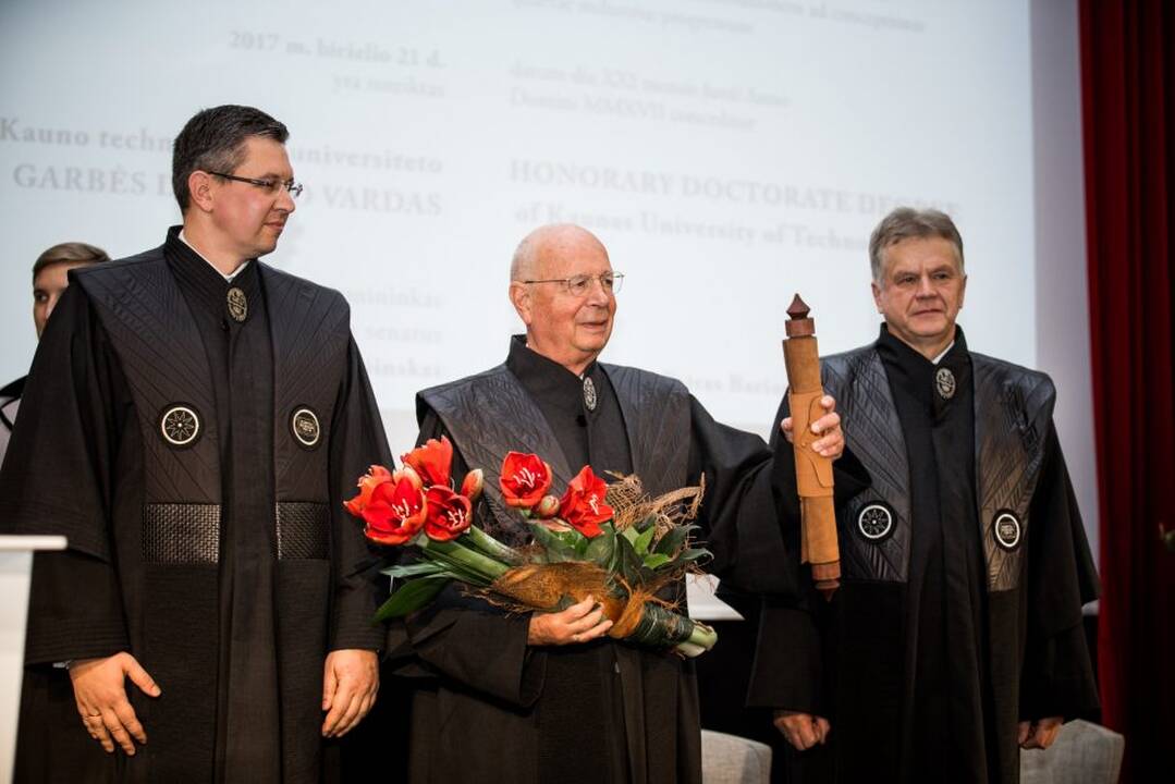 Klausas Schwabas (viduryje)