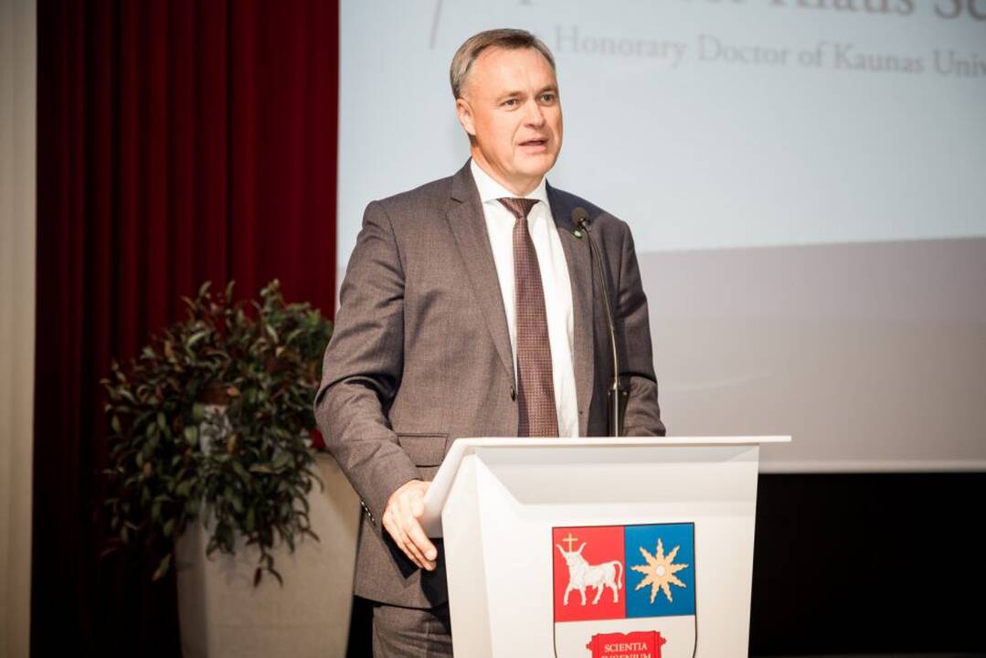 Klausas Schwabas (viduryje)