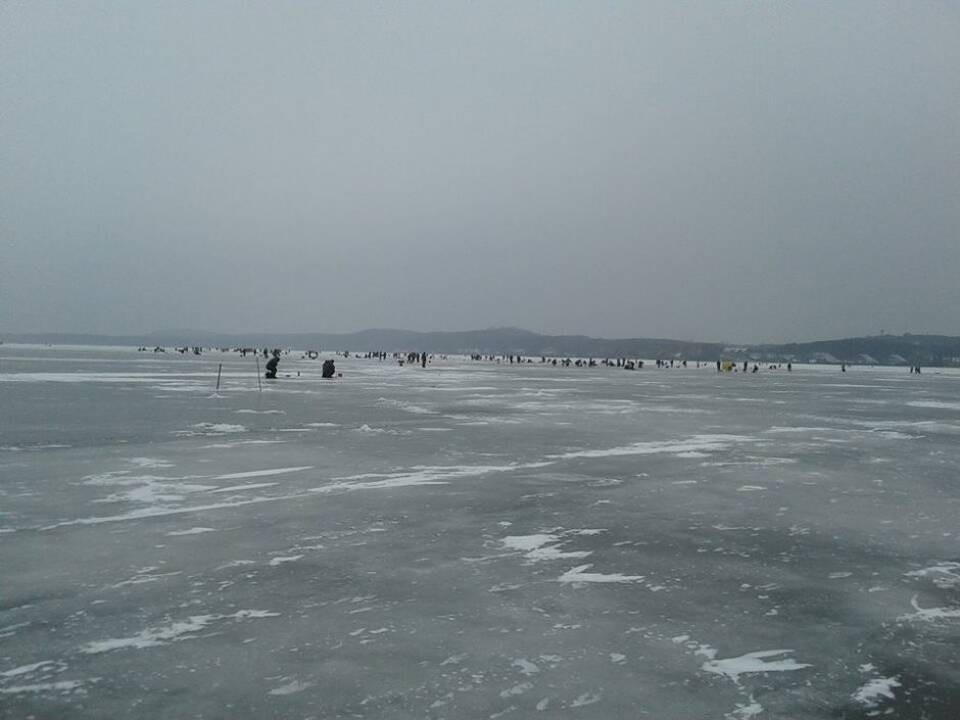 Žvejai plūsta ant Kuršių marių ledo