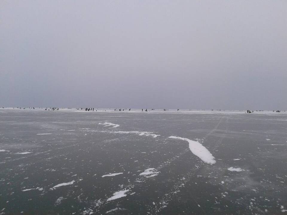 Žvejai plūsta ant Kuršių marių ledo