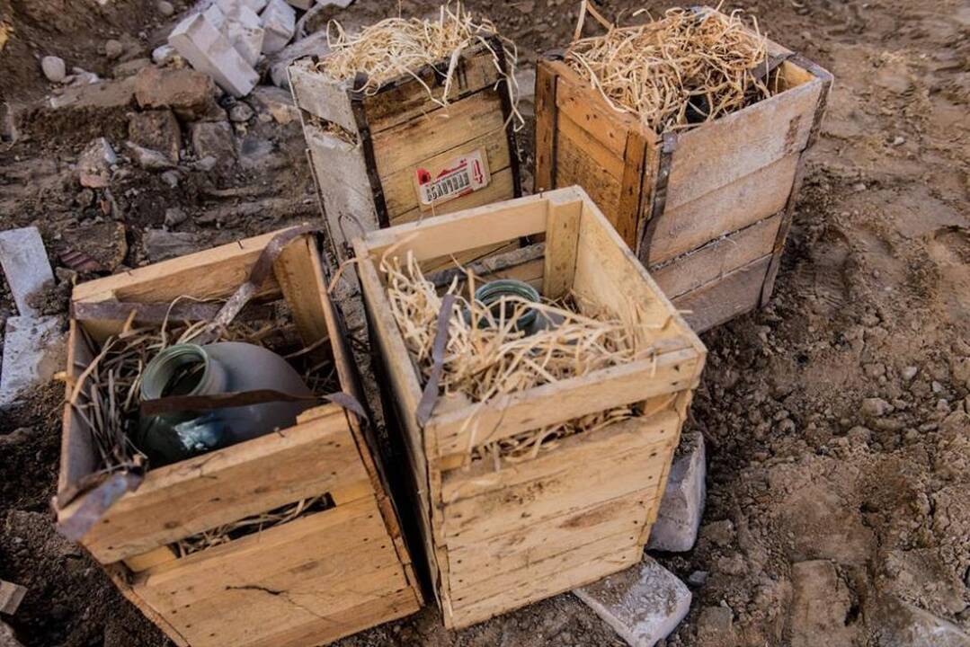 Naujo daugiabučio statybvietėje rasta 400 uogienių stiklainių