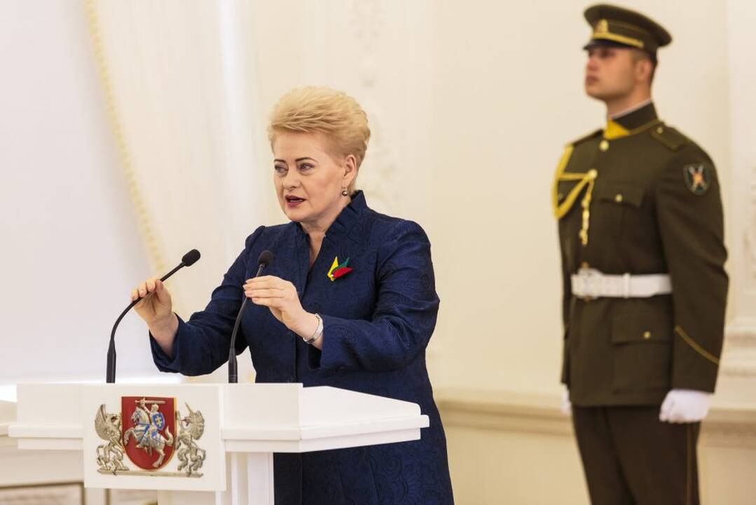 Prezidentė įteikė valstybės apdovanojimus