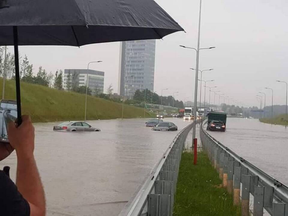 Paskendęs sostinės vakarinis aplinkkelis
