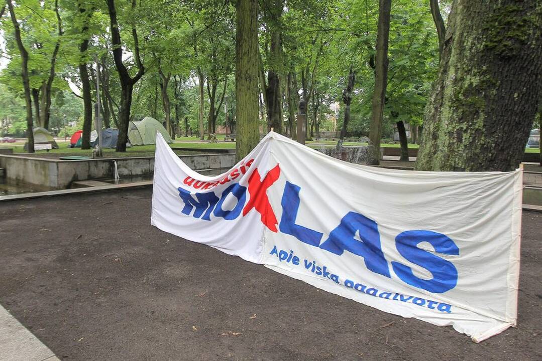 Protestivalio dalyviai okupuoja Miesto sodą