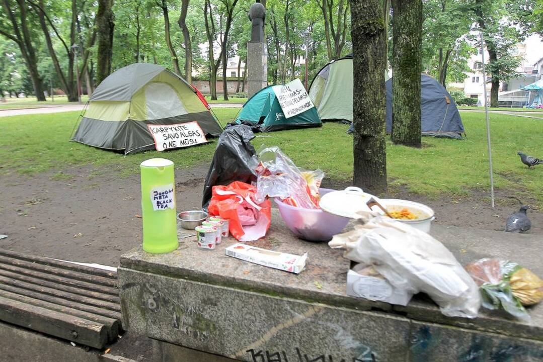 Protestivalio dalyviai okupuoja Miesto sodą