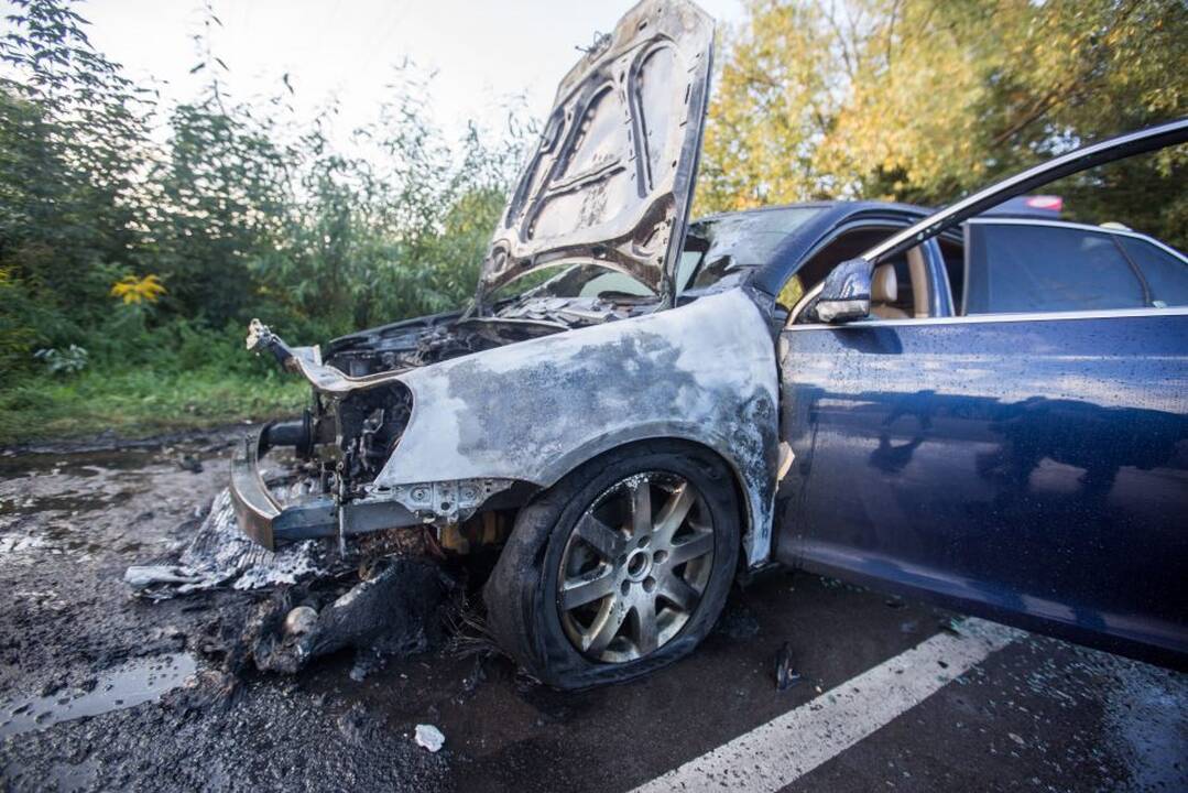 Užsidegė automobilis