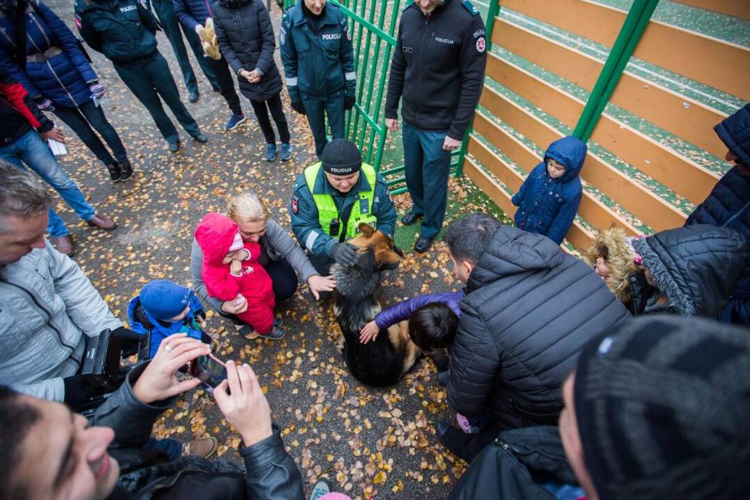 Policijos susitikimas su pabėgeliais