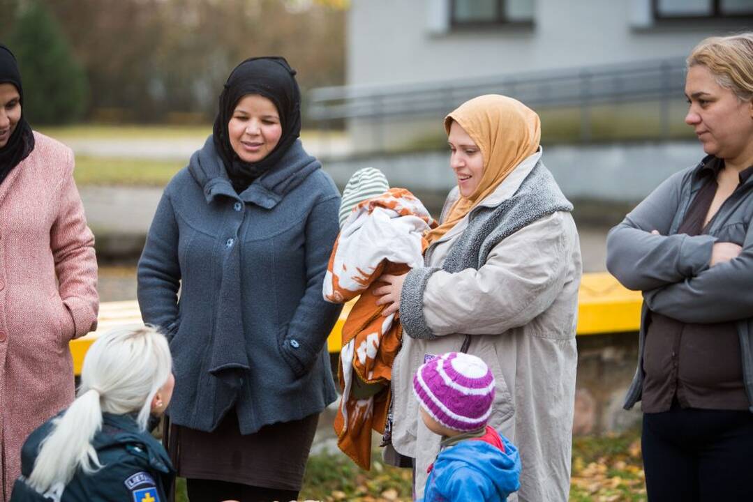 Dėl pašalpų siūloma leisti pabėgėlius įrašyti į benamių sąrašą