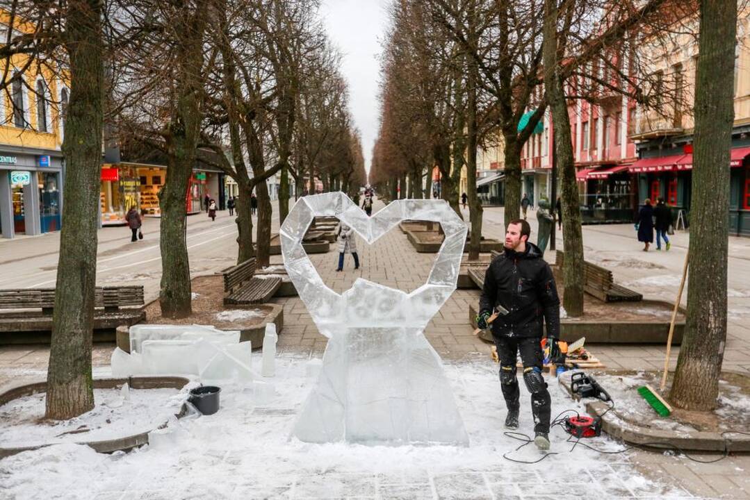 Laisvės alėjoje iškilo skulptūra iš ledo