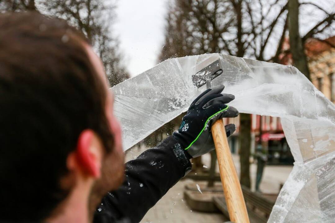 Laisvės alėjoje iškilo skulptūra iš ledo