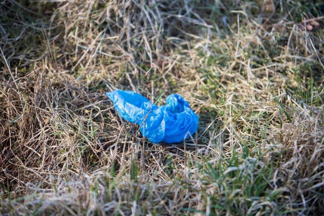 Mįslė: Anupraičių namelyje Gaižėnuose buvo aptikti ne tik keturi nušauti ir vienas sunkiai sužeistas šios šeimos narys, bet ir skrupulingai išardyti šeši mobilieji telefonai.