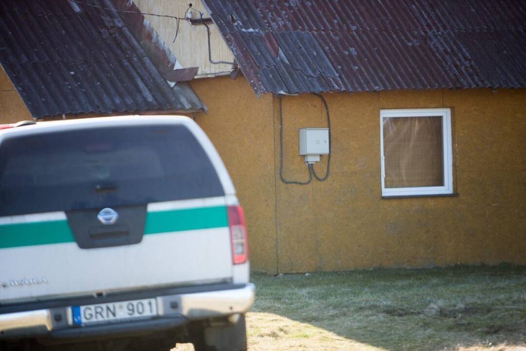 Mįslė: Anupraičių namelyje Gaižėnuose buvo aptikti ne tik keturi nušauti ir vienas sunkiai sužeistas šios šeimos narys, bet ir skrupulingai išardyti šeši mobilieji telefonai.