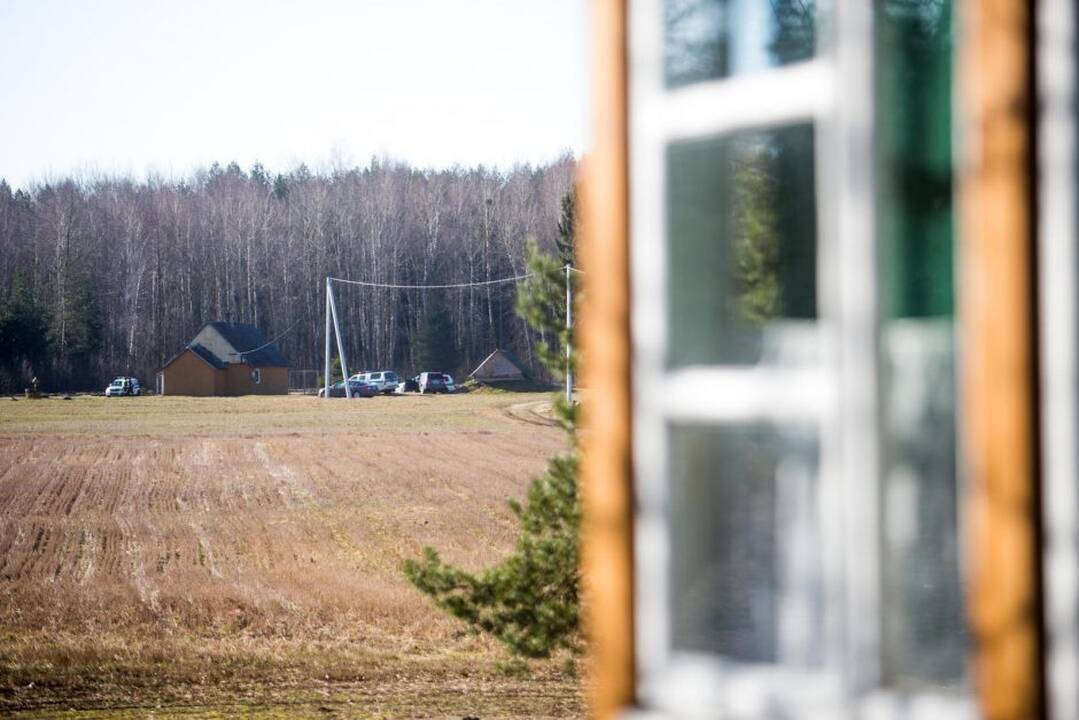 Mįslė: Anupraičių namelyje Gaižėnuose buvo aptikti ne tik keturi nušauti ir vienas sunkiai sužeistas šios šeimos narys, bet ir skrupulingai išardyti šeši mobilieji telefonai.