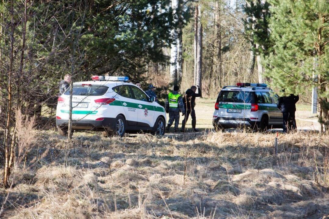Mįslė: Anupraičių namelyje Gaižėnuose buvo aptikti ne tik keturi nušauti ir vienas sunkiai sužeistas šios šeimos narys, bet ir skrupulingai išardyti šeši mobilieji telefonai.
