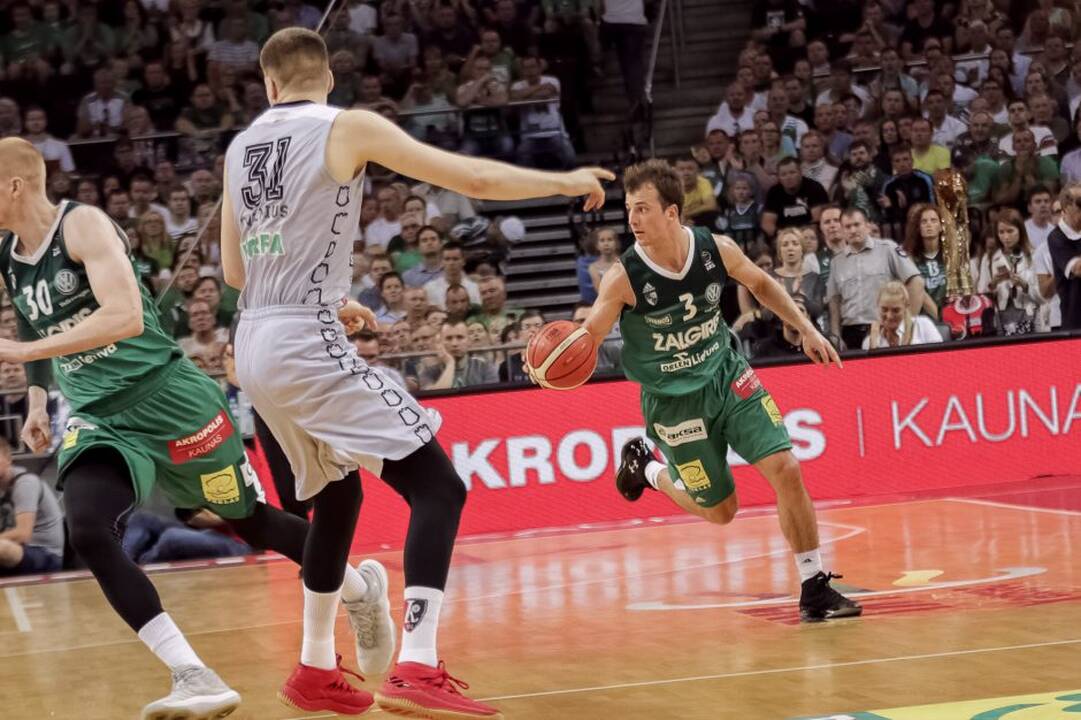 Vasilije Micičius (dešinėje)