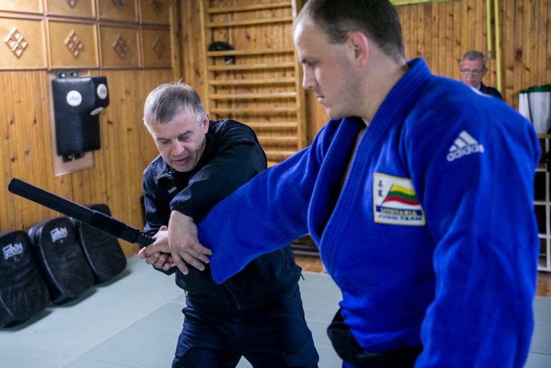 Kauno pareigūnai žurnalistus mokė savigynos
