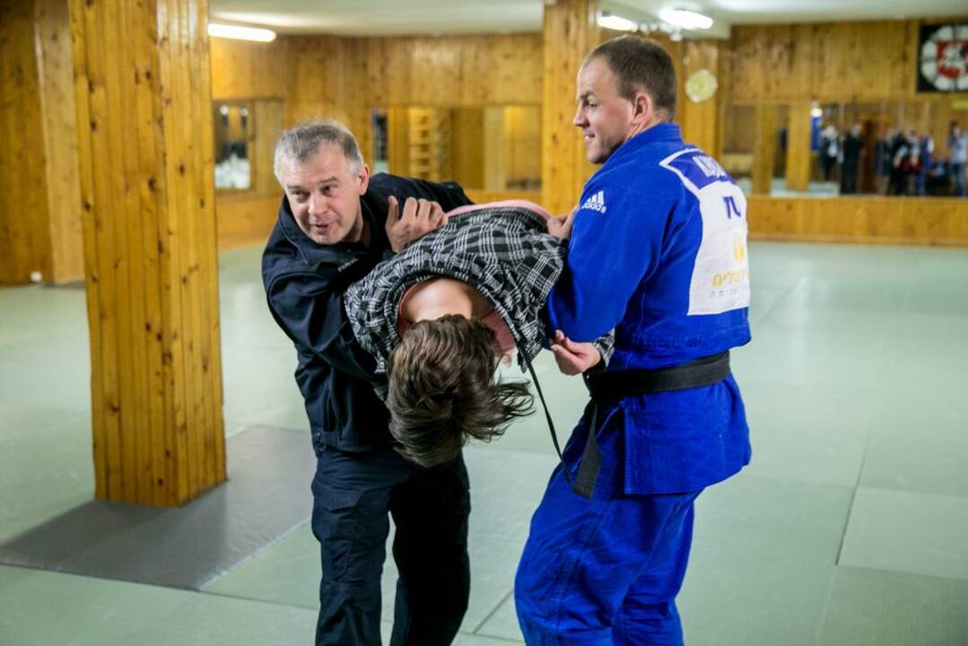 Kauno pareigūnai žurnalistus mokė savigynos
