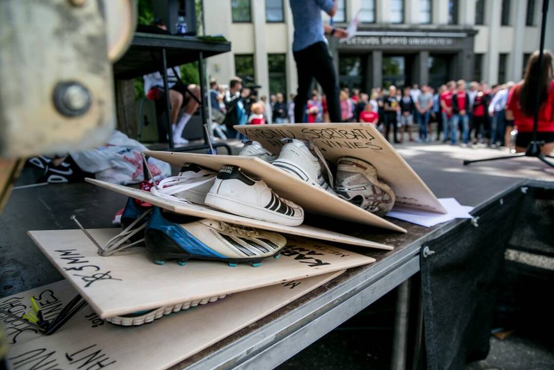 Protesto akcija „Kabinu sportbatį ant vinies 2018“