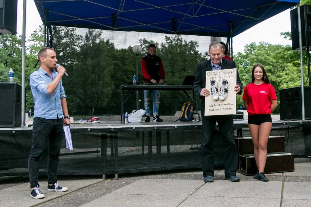 Protesto akcija „Kabinu sportbatį ant vinies 2018“