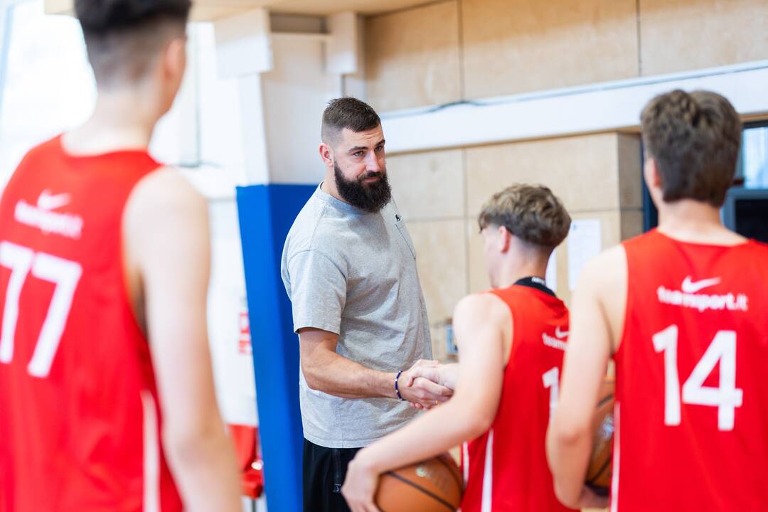 Molėtų sporto centre Valančiūnas atidarė stovyklą vaikams