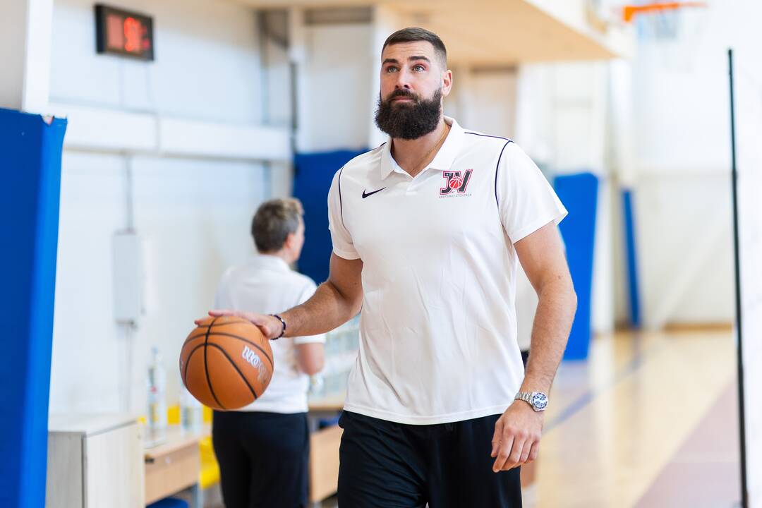 Molėtų sporto centre Valančiūnas atidarė stovyklą vaikams