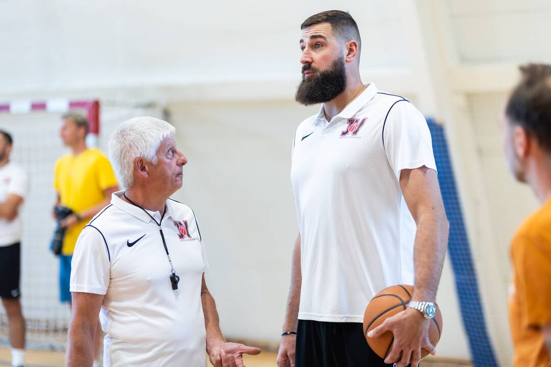 Molėtų sporto centre Valančiūnas atidarė stovyklą vaikams