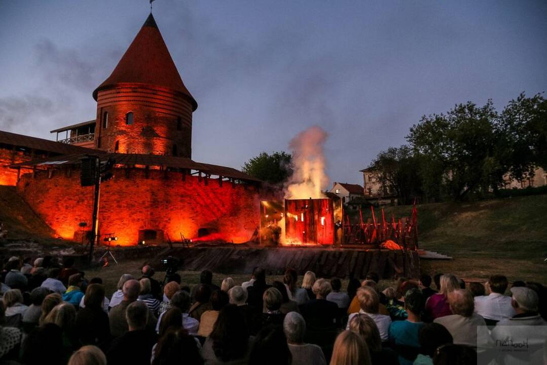 Spektaklis prie Kauno pilies