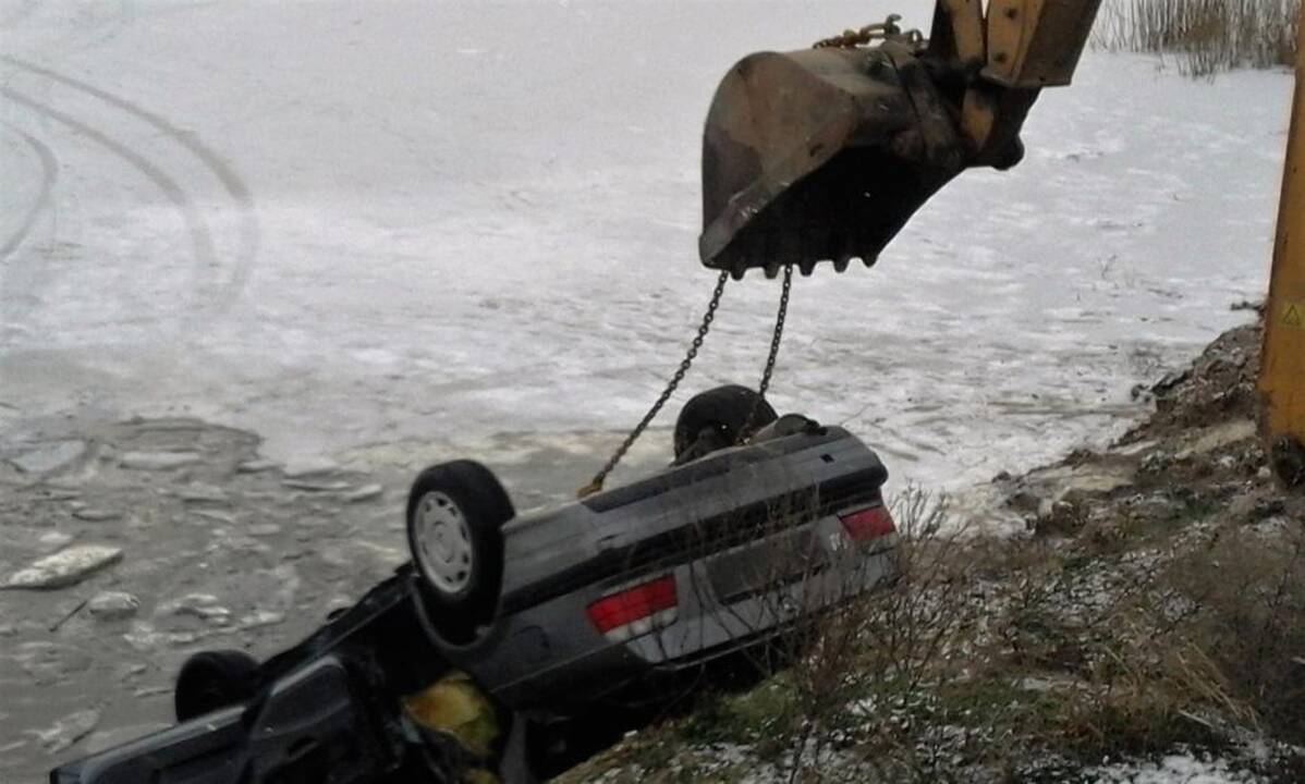 Tvenkinio ledas neatlaikė BMW 