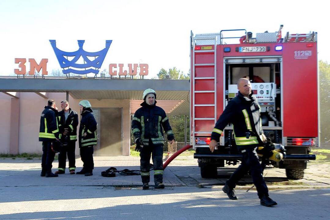 Ugniagesiams vėl teko gesinti „Tris mergeles“