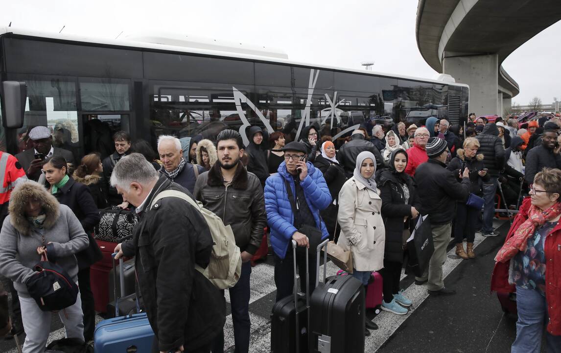 Paryžiuje nušautas kario ginklą pagrobęs vyras