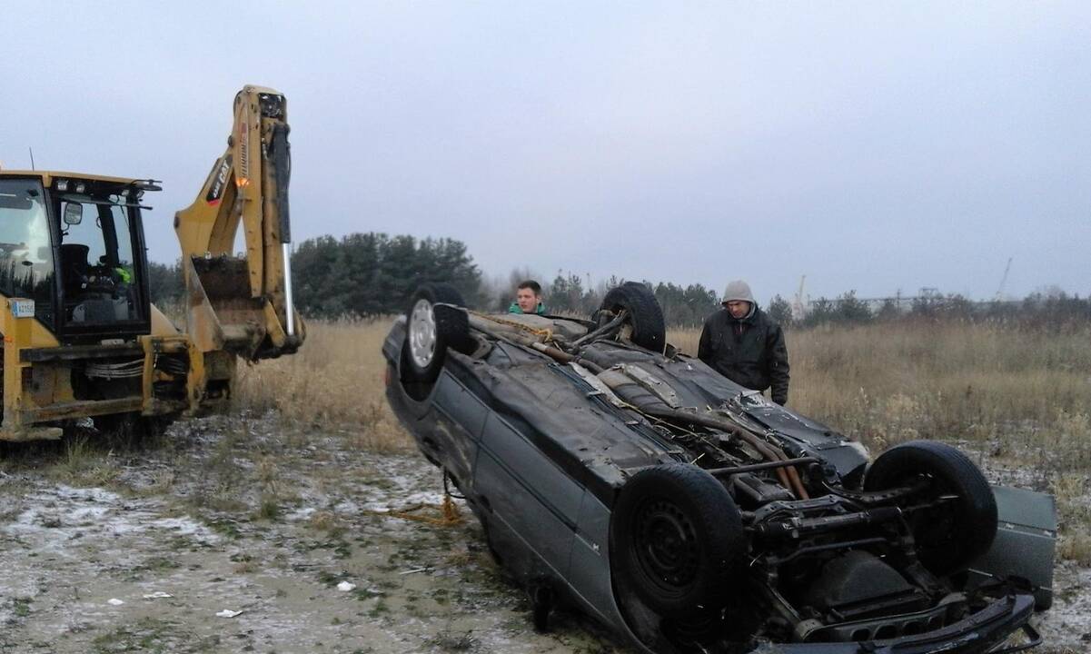 Tvenkinio ledas neatlaikė BMW 