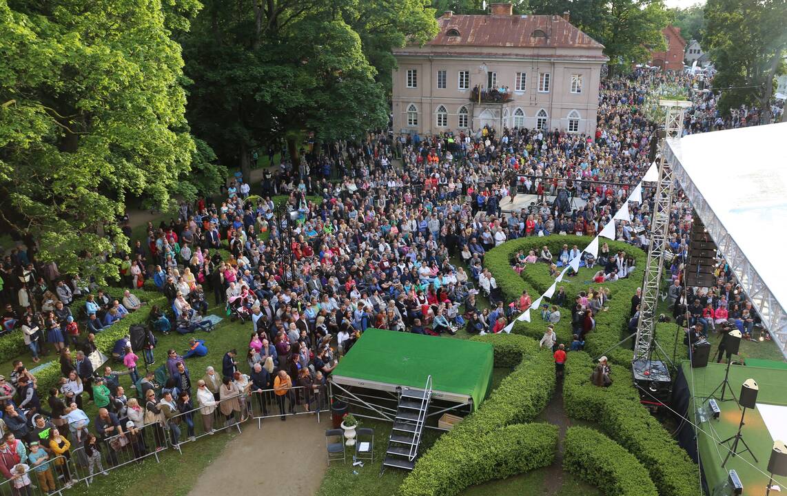 Kulminacija: gruodžio pradžioje Raudondvario dvare su ledo ir ugnies šou įžiebta Kalėdų eglutė, pradėjo veikti čiuožykla, cukrainė.